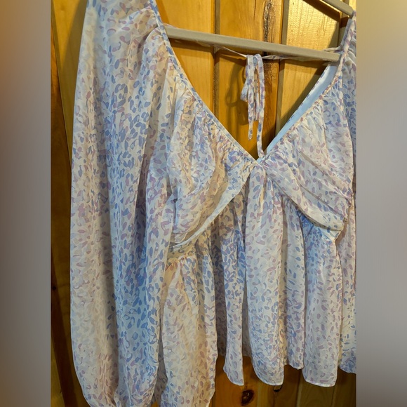 NWT Express Women’s Long-Sleeve Flowy Blouse with Pastel Colors and Pattern - Picture 2 of 9